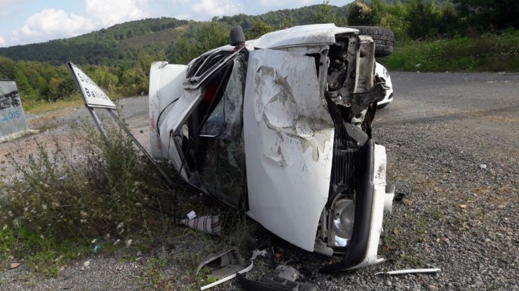 Takla atan otomobilde 2 kişi yaralandı