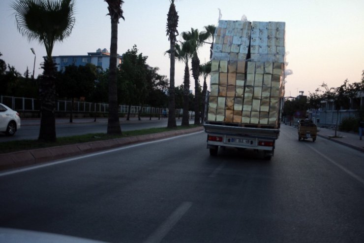 Tenekelerden kule taşıyan kamyonet korkuttu