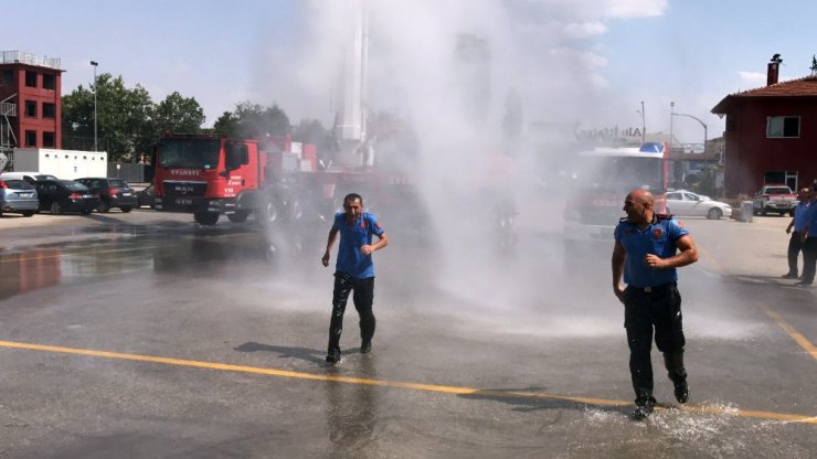 25 yıllık itfaiyeciyi böyle uğurladılar