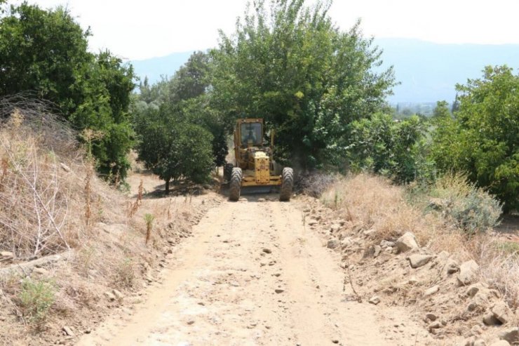 Büyükşehir ekipleri Kuyucak’ta bağlantı yollarını yeniliyor