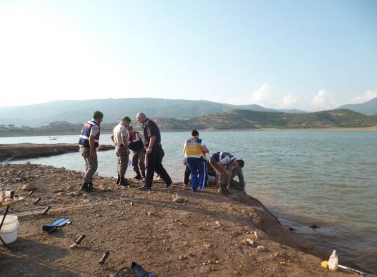 Balık tutarken düştüğü suda boğuldu