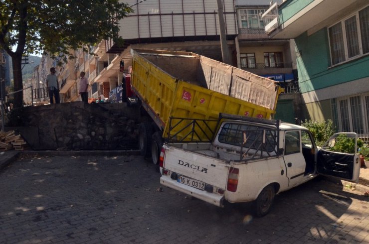 Freni boşalan kamyon dehşet saçtı