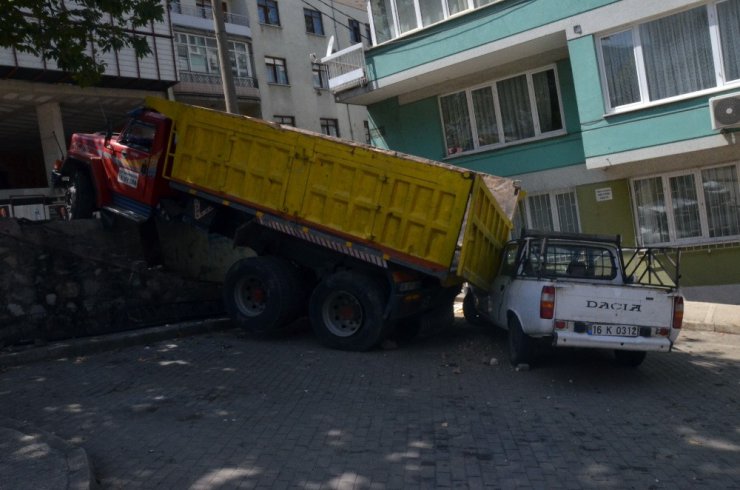 Freni boşalan kamyon dehşet saçtı