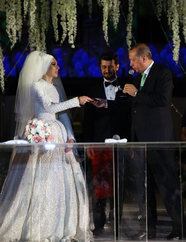 Cumhurbaşkanı Erdoğan Bakan Zeybekci’nin kızının nikah şahidi oldu