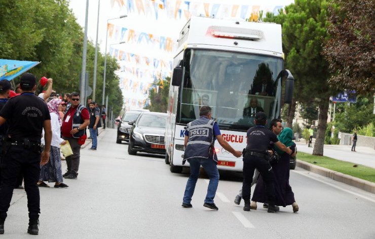 Cumhurbaşkanıyla konuşmak istedi, yanlış otobüsün önüne atladı