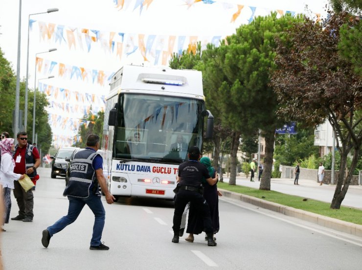 Cumhurbaşkanıyla konuşmak istedi, yanlış otobüsün önüne atladı