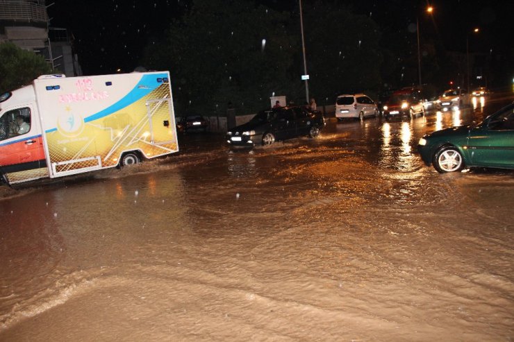 Denizli’de sağanak yağış vatandaşlara ve sürücülere zor anlar yaşattı