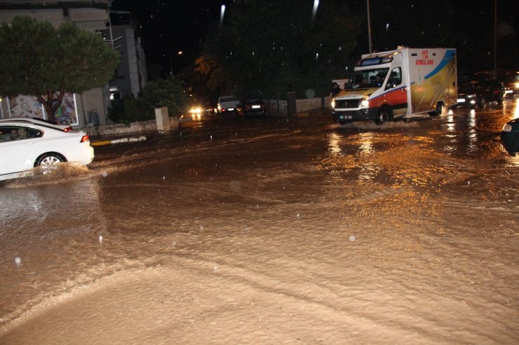 Denizli’de sağanak yağış vatandaşlara ve sürücülere zor anlar yaşattı