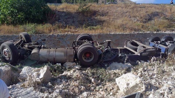 Freni boşalan tır kalabalığın arasına daldı: 3 ölü, 3 yaralı