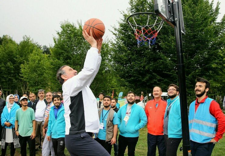 Bakan Osman Aşkın Bak, kampta gençlerle spor yaptı