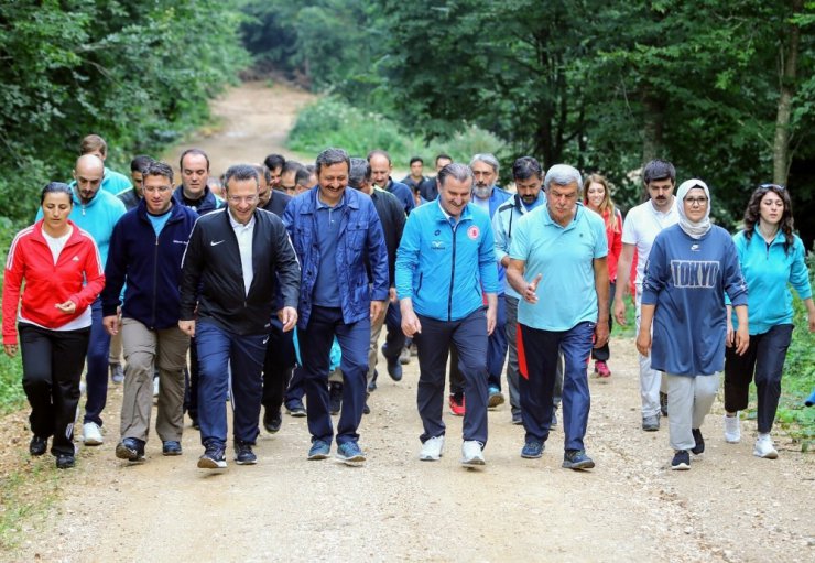 Bakan Osman Aşkın Bak, kampta gençlerle spor yaptı