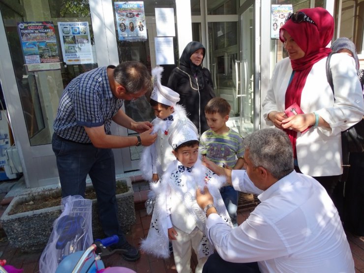 Hisarcık Belediyesinden sünnet çocuklarına bisiklet