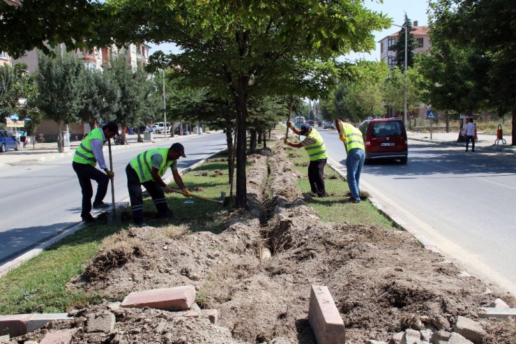 Akşehir’deki refüjlere otomatik sulama sistemi hattı