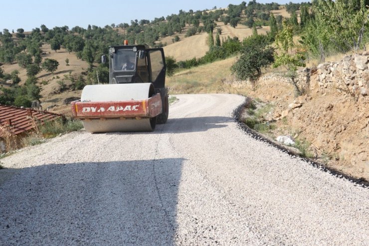 Selendi’de bozulan yollar asfaltlanıyor