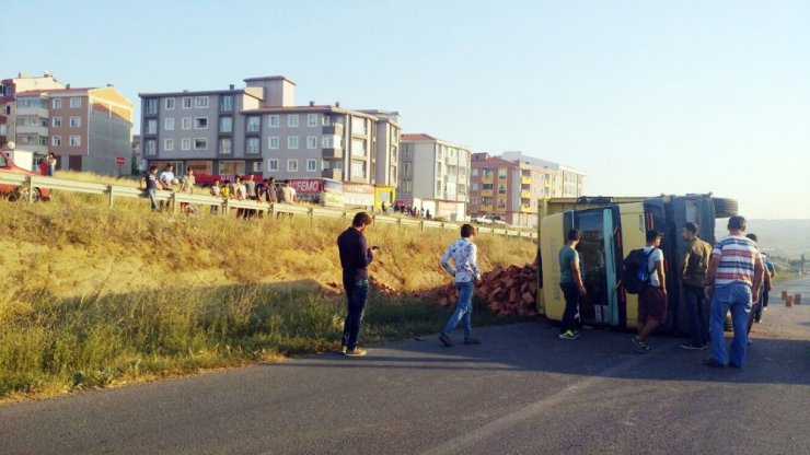 Kamyon devrildi, tuğlalar etrafa saçıldı