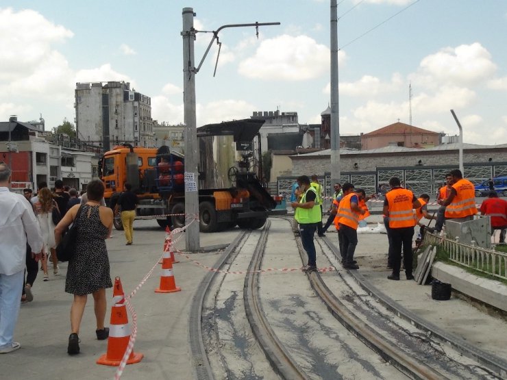 Beyoğlu’nda nostaljik tramvayın yenilenen raylarına özel köprü asfaltı