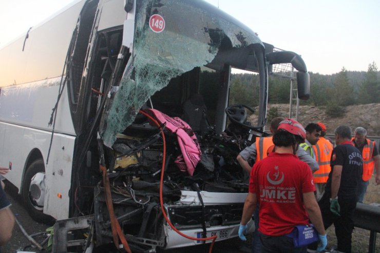 Yolcu otobüsü ile kamyon çarpıştı: 1 ölü, 21 yaralı