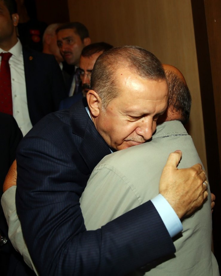 Cumhurbaşkanı Erdoğan, şehit babası ile kucaklaştı