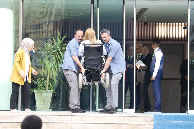 Engelli milletvekilini rampa olmayınca Cumhurbaşkanı korumaları taşıdı