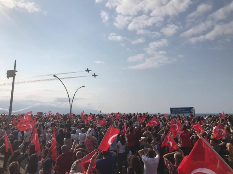 Türk Yıldızları Trabzon’da şehit Eren Bülbül için uçtu