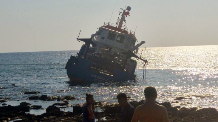 Araştırma gemisi İskenderun açıklarında karaya oturdu