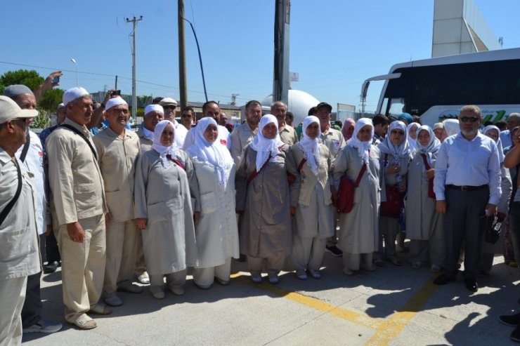 Ayvalık hacı adaylarını uğurladı