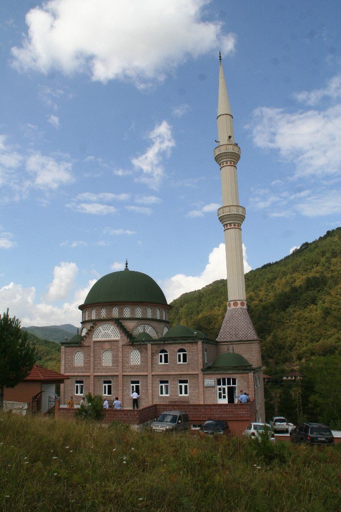 Devrekli gurbetçi hayırsever vatandaş köyüne cami yaptırdı