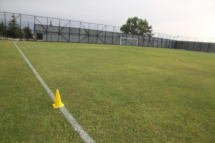 Büyükşehir belediyesi futbol sahalarına bakım çalışması başlattı