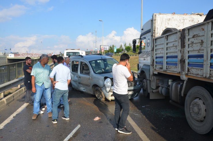 ‘Kazaya bakma’ merakı zincirleme kazaya yol açtı: 3 yaralı