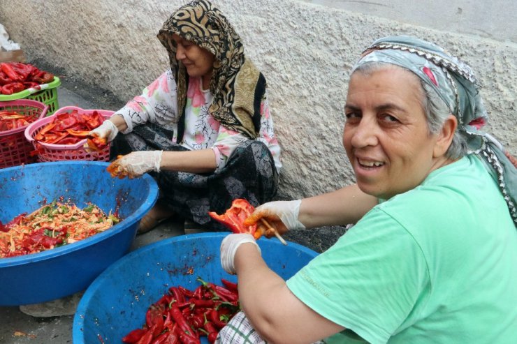 Adana’da müstakil evlerin damları, çekilmiş biberler nedeniyle kırmızıya boyandı