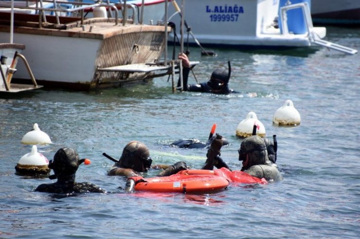 Aliağa’da şenlik havasında deniz temizliği