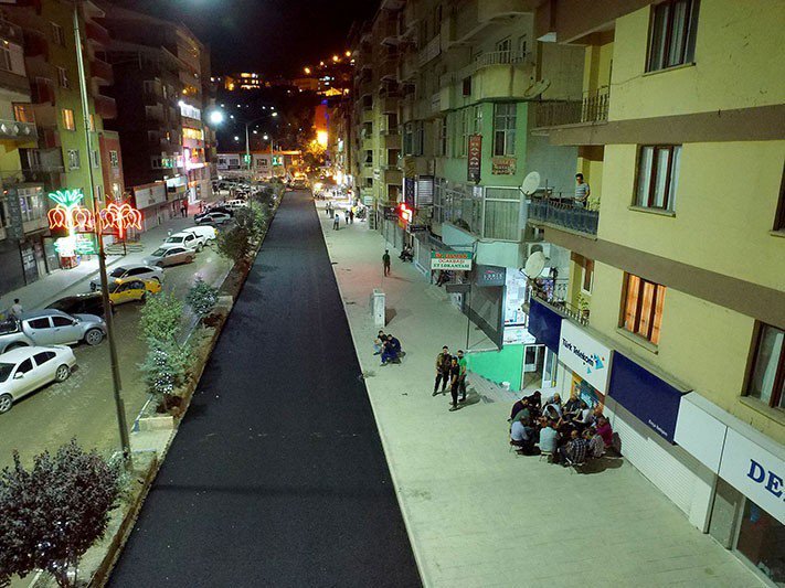 Asfalta kavuşan Hakkari’nin gece görüntüsü büyüledi