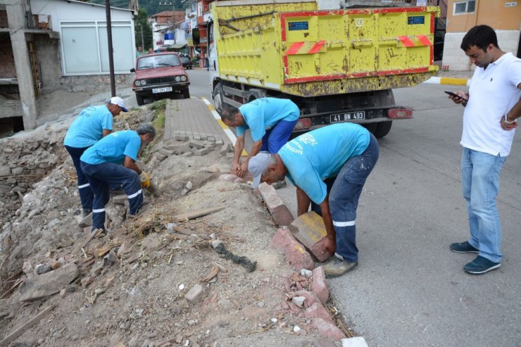 Kartepe’de bozulan kaldırımlar onarılıyor