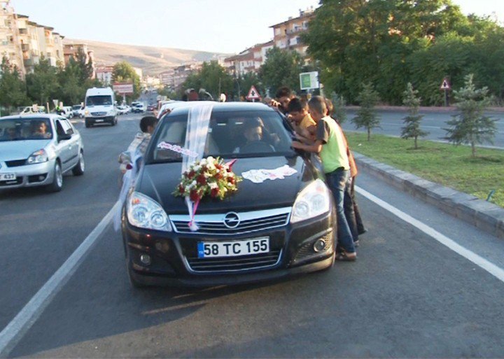 Çocukların üç kuruş için ölümüne bahşiş oyunu