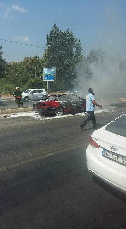 Alev topuna dönen otomobilin yanından yollarına devam ettiler