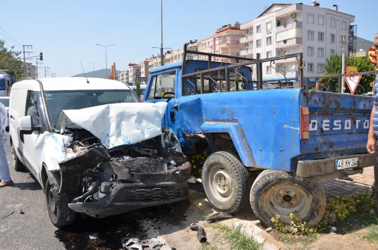 Milas’ta kamyonet ile hafif ticari araç çarpıştı; 3 yaralı