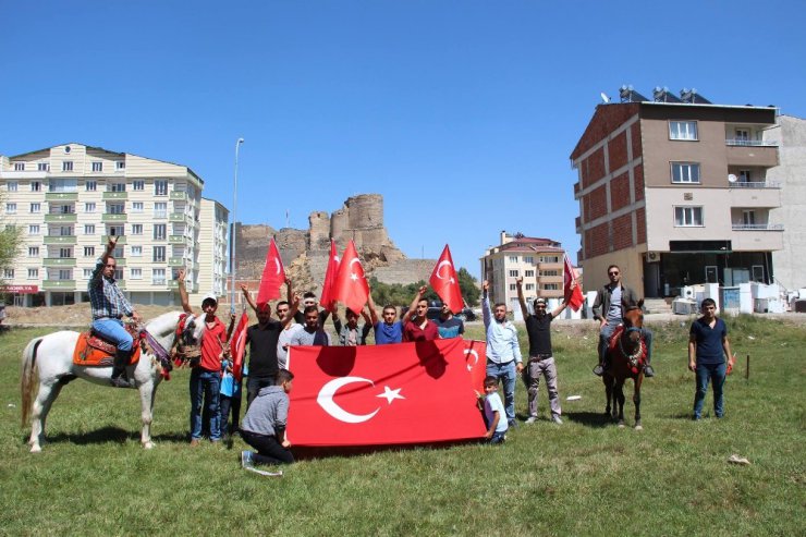 Ülkücüler yaz kampında at binip ok attılar