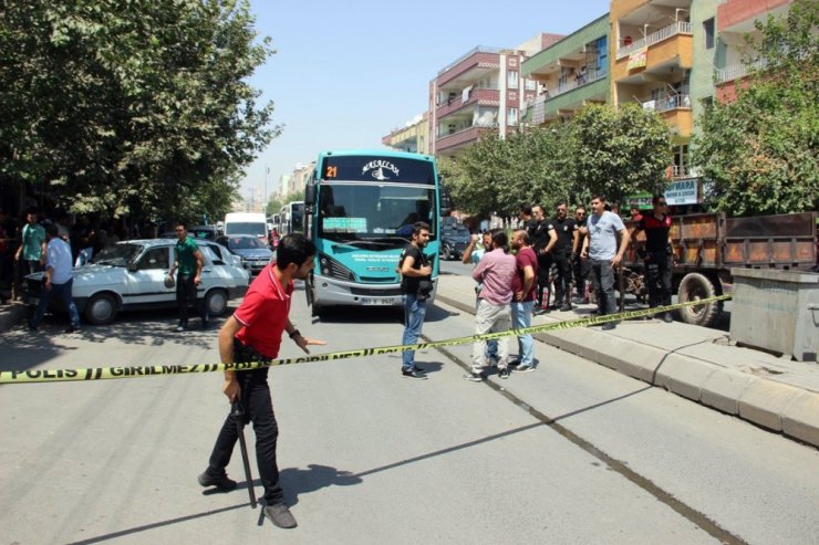 Otobüs şoförünü vuran şahsı linç edilmekten havaya ateş açan polis kurtardı