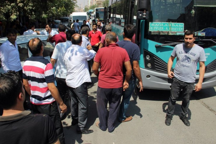 Otobüs şoförünü vuran şahsı linç edilmekten havaya ateş açan polis kurtardı