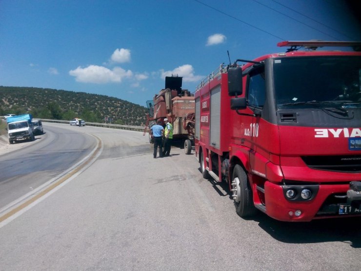 Seyir halindeki biçerdöver alev aldı