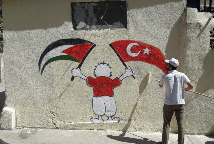 Türk öğrenciler Filistin mülteci kampını resimlerle süsledi