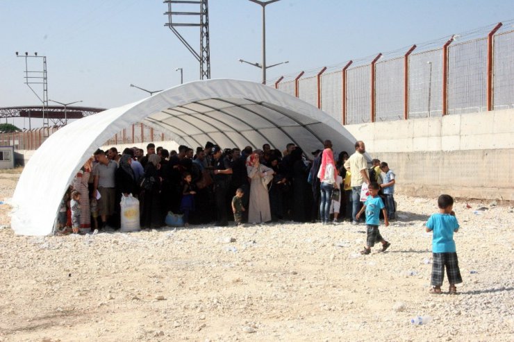 Suriyeliler gözyaşlarıyla terk ettikleri ülkelerine bayram için geri dönüyor