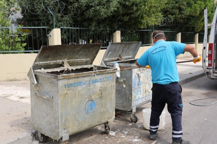 Yunusemre’de konteynerler temizleniyor
