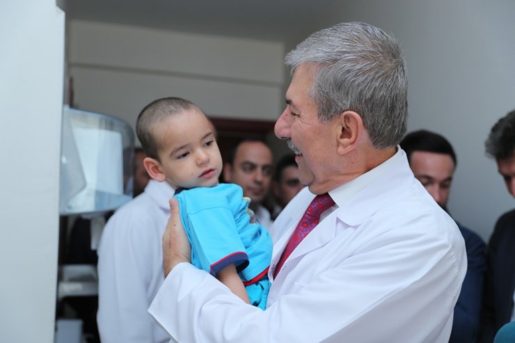 Bakan Demircan’dan 2 yaşındaki epilepsi hastası Kadir’e ziyaret