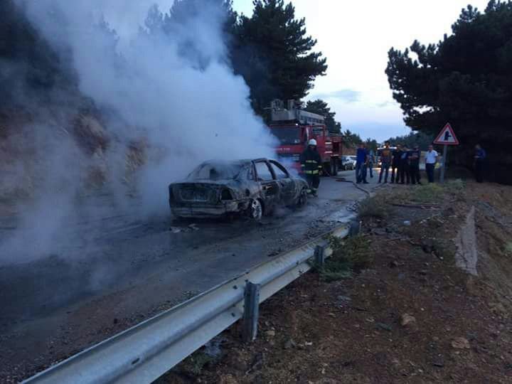 Seyir halindeki otomobil alev alev yandı