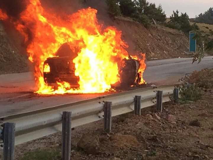 Seyir halindeki otomobil alev alev yandı