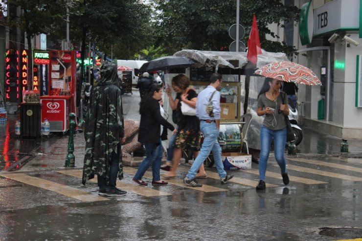 Mesai çıkışı bastıran yağmur hazırlıksız yakaladı