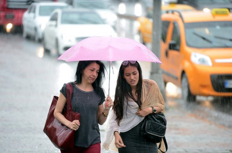 İstanbul’da yağmur etkili oluyor