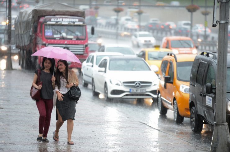 İstanbul’da yağmur etkili oluyor