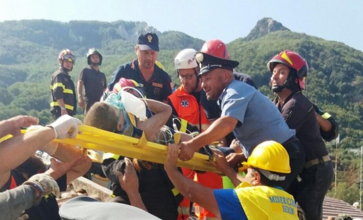 İtalya’da 3 çocuk enkazdan sağ kurtarıldı